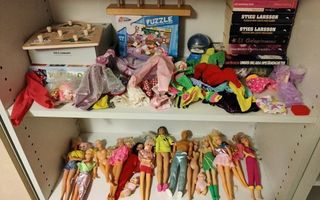 15 barbie nuket, 2 vauva, peilipöytä ja vaatteet