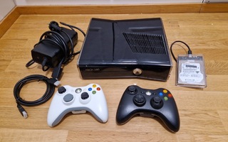 Xbox 360 S RGH-modattu 320GB ulkoisella kovalevyllä