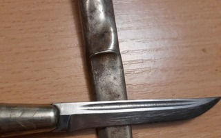 puukko 13,3cm suomileijona kaiverrus ja metallituppi