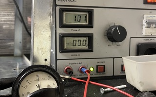 Vanhanmallinen analoginen volttimittari 0-150v