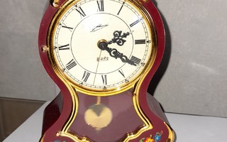 Kaapikellon muotoinen soittorasia kello Made in Switzerland.
