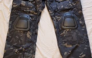 Tactical pants polvisuojilla ja tekninen paita