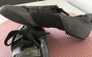 Tansi/urheilu Adidas kengät koko 37,5