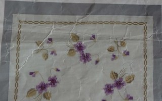 Ristipistomalli kaitaliinaan Violetit kukat