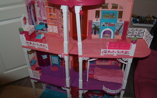 Iso Barbie talo
