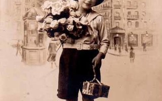LAPSI / Poika ja kimppu ruusuja kaupungissa. 1900-l.