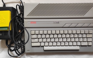 Toimiva Atari 130XE alkuperäisessä pakkauksessa+pelit