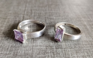 Kaksi sormusta 925 hopeaa ja violetit kivet