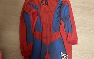 Spiderman haalari hupulla koossa 134cm.