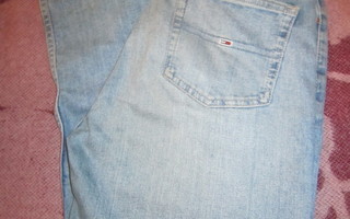 Tommy jeans farkut 25/30 ja paita Vero Moda