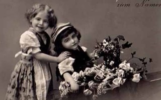 LAPSI / Pieni tyttö ja poika ja kukkakottarit. 1900-l.