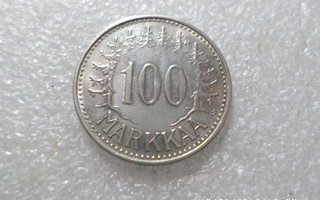 100  mk 1960  Hopeaa Lyöntikiiltoinen , kulkematon raha ,