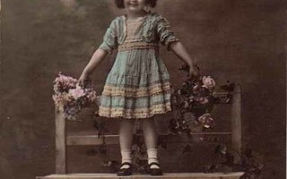 LAPSI / Puupenkillä seisova pieni tyttö, ruusuja. 1900-l.