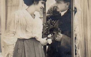 RAKKAUS / Herrasmies ojentaa tytölle kukkia. 1910-l.