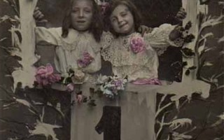 LAPSI / Hymyilevät pienet tytöt kaulakkain. 1900-l.