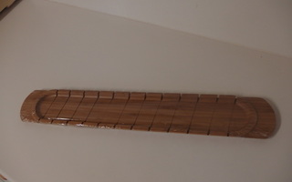 Kapea, pitkä suorakaiteen mallinen tarjoiluastia. Bambu