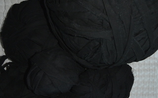 Mustaa kangaskudetta, 1,893 kg