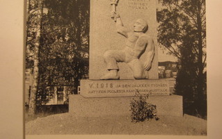 VANHA Valokuva  Mäntsälä  Punaisten Muistopatas 1940-l 18x12