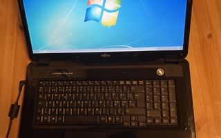 Fujitsu Lifebook NH570 core i5, 18,4 tuuman näyttö