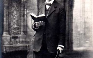 KONFIRMAATIO / Poika kirkossa kirja ja hattu käsissä 1920-l.