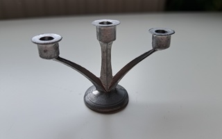 Metallinen 3- haarainen kynttilänjalka nukkekotiin