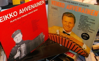 2 kpl LP  VEIKKO AHVENAINEN ( SIGNED )  sis. postik.