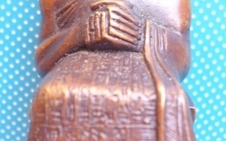 Pienoispatsas, istuva mies, original vuodelta 2130 e.Kr.