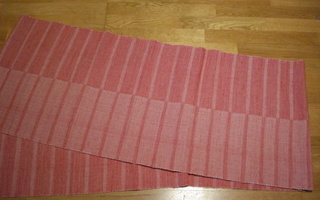 Itsekudottu punainen pitkä pellavakaitaliina 48x250cm UUSI