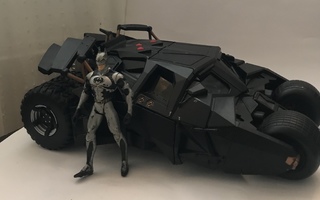 The Dark Knight Batman auto ja batman figuuri