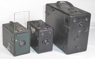 Kolme vanhaa laatikkokameraa