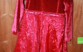 Punainen kaunis mekko