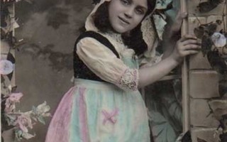 LAPSI / Romanttisen kaunis tyttö ikkunassa. 1900-l.