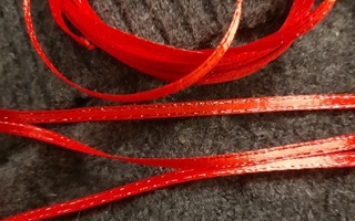 Hopeareunainen kapea punainen satiininauha 400cm