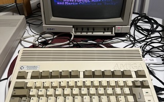 Amiga 600 (+ lisämuisti, Furia kiihdytin, Gotek, virtalähde)