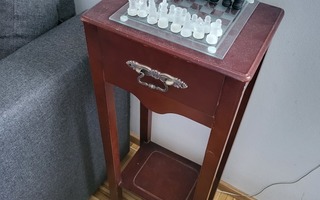 Vanha shakkipöytä lasinappuloin