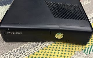 Xbox 360 S 250GB konsoli + ohjain