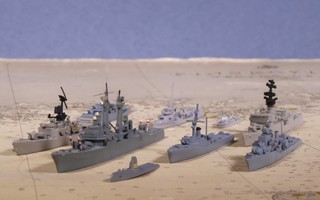 9 kpl hienoja metallisia sotalaivojen vesilinjamallia
