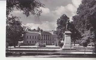 Turku brahen patsas ja puistoa.