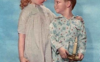 LAPSI / Tyttö ja poika pyjamissa, yökynttilä. 1950-l.