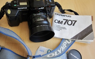 VANHA Kamera Olympus OM707 + 35-70mm 3,5-4,5 Objektiivi