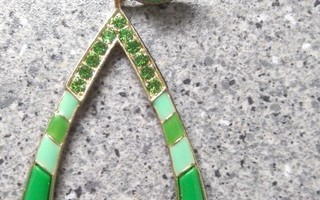 korvakoru  nro 266  : roikkuva timantti rengas vihreä