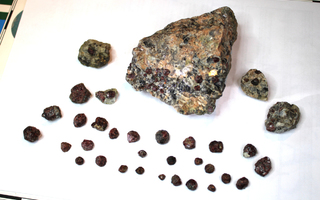 Nurmijärvi granaatti erä 454ct + graniitti emäkivinäyte 487g