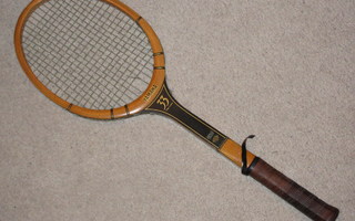 Puinen vähän käytetty tennismaila