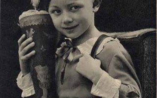 LAPSI / Koulupoika baretti päässä, reppu ja tuutti. 1930-l.