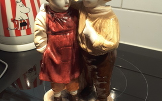 Tyttö ja poika patsas