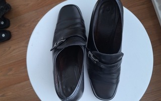 Mustat kengät koko 4