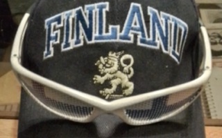 Suomi lippis ja lasit