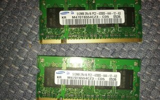 2x Samsung 512MB PC2-4200S-444 RAM moduulia kannett. konelle