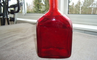 Riihimäen Lasin punainen pullo