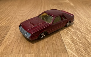 Ford Mustang pikkuauto 1/64 80-luvulta